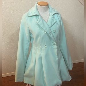 Thick coat/ Amazing detail/ Flattering color